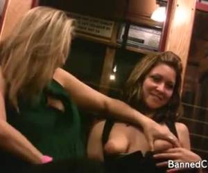 liderlige frække piger blinkende deres amasing bryster ud i offentligheden at han fotografier kan gøre deres liderlige bryster. på stationen og i toget, afdække sluts deres bryster.