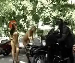 она имеет проиграл пари, что она whiteh ее подруг закончилась. они должны теперь голый на Шпанин.