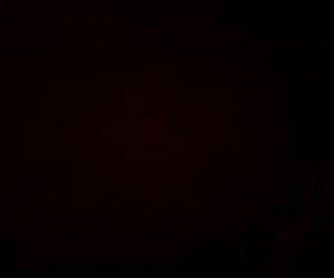 Met haar mobiel filmt het geile tiener meisje hoe ze haar natte kale kutje mastubeerd zonder en met een tube.