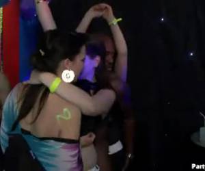 Geile meisjes die op deze sex party stijve lullen een pijp beurt geven.