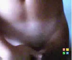 Ze laat zich overhalen om zichzelf uit te kleden en met zichzelf te spelen achter de webcam.