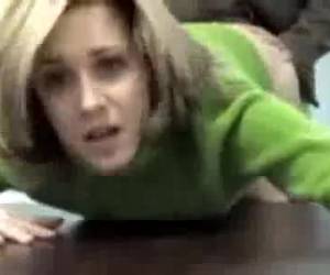 cette gonzesse est bonne à se gâter dans le bureau, elle est sur le bureau posé et obtient la bite dure de son patron poignardé profondément à l’intérieur de sa fente. baise dans le bureau.