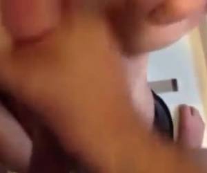 Samen trekken ze zijn stijve pik af totdat hij zijn zaad over haar prachtige borsten spuit.