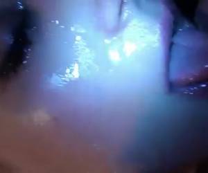 o film nasıl aldığını onun boşalmak slomotion içinde ona yüz sprey