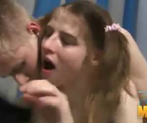 трепет horniness чувствует девушка как мальчик ее лысая киска лижет, затем трахает его whiteh его жесткий пенис в ее лысая киска жесткий и глубокий
