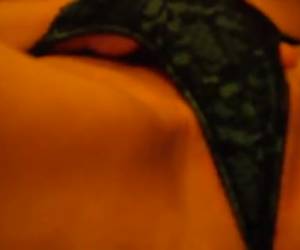 Mens hendes liderlige ven og hendes film, mens hun fingerfucks hans genert kæreste, selv i hendes nøgne bryster og trusser for kameraet.