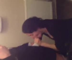 Met zijn mobiel filmt hij de pijp beurt, ze pijpt zijn stijve lul likt zijn ballen en laat zich vol sperma spuiten.