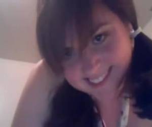 Voor de webcam, vingert het vriendje haar tiener kutje waarna ze zichzelf mastubeerd.