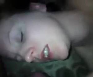 Terwijl hij filmt schuift zijn kromme lul in haar mondje terwijl het meisje mastubeerd met een vibrator, Dan trekt hij aan de stijve lul met zijn eikel in haar mondje en spuit haar ogen met een golf sperma dicht.