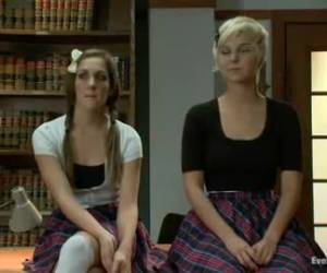 Het geile stel kijkt toe hoe twee bisex meiden elkaar mastuberen met sex toys, waarna ze de stijve lul van de man pijpen en hun mond laaten neuken.