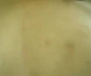 Dit geile tienermeisje heeft een sexy hobby. Strippen voor de webcam. Haar sexy vrouwelijke lichaam tonen, wetende dat aan de andere kant mannen opgewonden worden van haar. Klaarkomen door het kijken naar haar geile lijf.