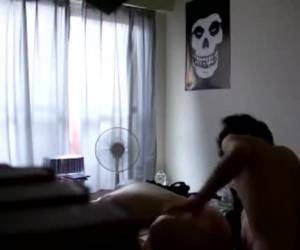 Als de camera draait stopt hij zijn grote lul in het meisje en neukt haar, bij elke stoot piept ze als een jong hondje. Maar hij gaat door tot hij de condoom om zijn lul in haar vol spuit en laat haar dan liggen.