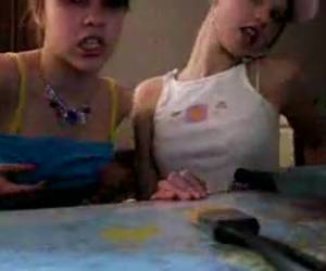 Deze meiden leven zich uit achter de webcam en showen hun lichaam.
