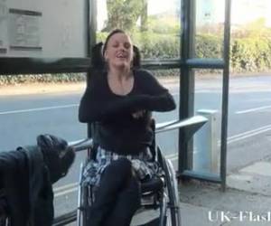 tekerlekli sandalyede kız gösterir toplum içinde onu kedi ve göğüsleri görmek için