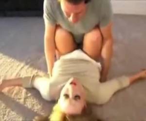 Ze wil een stapje hogerop komen en heeft daar alles voor over. Ze zal vandaag haar baas een extra goede beurt geven.