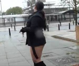 Wulpse rondborstige amateur is naakt in het openbaar. Buitensex is verboden en spannend.