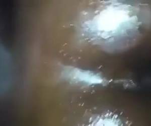 während he filme, seinen großen weißen schwanz in den anus dieser geilen neger ficken hart und tief. 