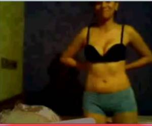 utangaç kız verir bir striptiz için web kamerası