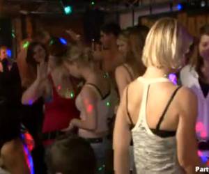 hän anna suunsa täynnä spermaa ruiskuttaa sukupuoli club, kiimaiset tytöt blowjob vetämällä jäykkä kalu ja ne ovat toimintavalmiina.