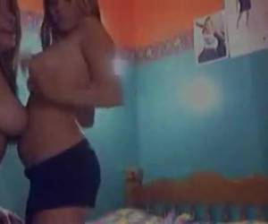 Twee lekkere lesbos zijn een beetje met elkaar aan het spelen en hun vriendje filmt alles. Ze masseren elkaars tieten, zitten aan elkaars kutjes en maken de cameraman bloedgeil.