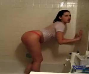 Cette nana bandante s’amuse fait. elle est sexy stripping par différentes pièces de sa maison. se terminant sous la douche, son corps chaude humide. ses gros seins sont visibles à travers son tshirt mouillé.