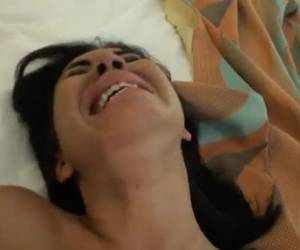 Hij probeert zijn harde lul in het krappe kontje te steken, maar ze gilt het uit en stopt meteen.