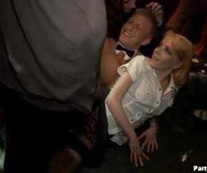 contre la barre sur la piste de danse et dans tous les recoins, sucer les filles excitées et la queue raide des stripteaseurs et être whiteh préservatif profond et dur baisée dans cette partie de sexe bandante.
