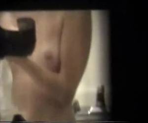 Vrouw met behaarde kut wordt stielkem gefilmd door haar geile buurman terwijl ze zich aan het omkleden is.