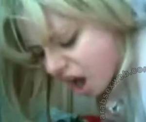 Een geblondeerde Arabische vrouw door twee mannen dubbel gepenetreerd. Zeldzame Arabische sex, sandwich amateur sex.