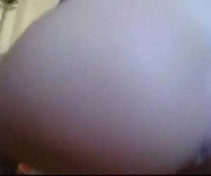 Mooi blonde duitse mokkel geeft haar kerels een blowjob terwijl hij naar de duitse mannschaft kijkt op tv