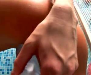 Zittend op een bidet geeft ze eerst een geil showtje weg voor haar vriend met de camera en speelt ze ondeugend met haar klets natte kutje.