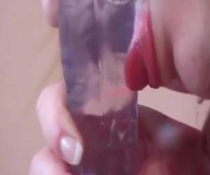 Kijk haar tieten hangen, als ze voor de webcam de dildo hard en diep neukt met haar kale kut tot ze een orgasme krijgt.