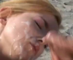 Op een afgelegen strandje geeft zijn geile meisje hem een blowjob. Als dank krijgt zij een enorme facial.