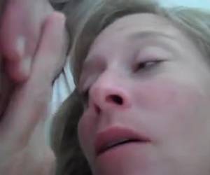 ihren ehemann filmen wie seine frau seine kugeln saugt, während seine steifen schwanz subtraktion. 
