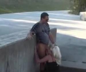 In het park heeft dit hoertje een klant aan de haak geslagen die ze voor 25 euro gaat pijpen. Het is niet veel geld maar hier kan ze toch weer wat eten voor kopen.