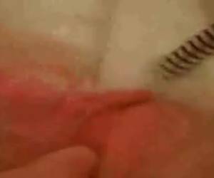 Masturberen in de badkuip, welk tienermeisje heeft het niet gedaan. Dit geile meisje heeft de waterstraal op haar klit staan en ondertussen filmt ze zichzelf.