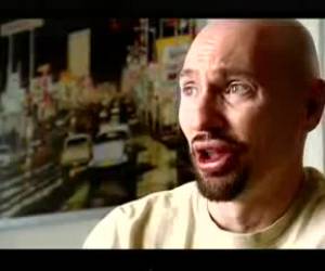 Deze kerel is gek van grote lullen, zo gek dat hij zijn geslachtsdeel heeft laten vergroten doormiddel van siliconen.