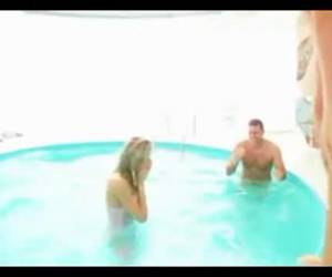 Deepthroat in porno trio word zwemmen in deze porno blooper. Lachen!