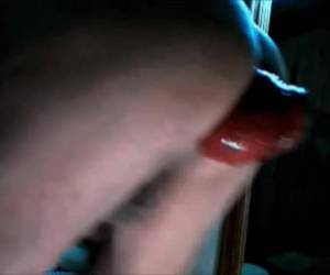 Geile kerel bewond zichzelf in de spiegel hoe zijn enorme anus tulp,(ass tulp,aars tulp) eruit ziet.