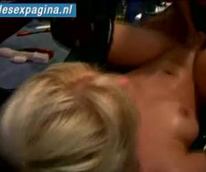 blondynka lesbijki pani cieszyć się gigantyczne dildo w jej tyłek