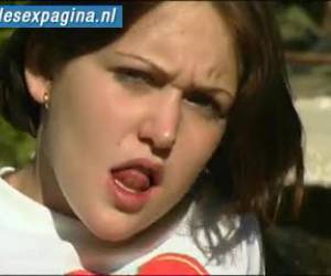 samalla kun he nauttivat on nauttia auringosta, hän on myös nopeasti, hänen itsensä sormi vittu tämä poikasen rakastaa olemme solosexen.