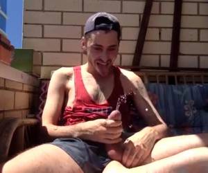 draußen in der sonne genießen einen netter junge, saugen dicks, knechtschaft mit sich. seinen steifen schwanz in den eigenen mund pissen. extraeme, netter junge genießt saugen dicks, knechtschaft mit sich selbst 