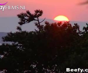 Likkend aan de ballen van zijn soldaten maatje, schuift hij de grote lul in zijn mond en pijpt hem. Dan laat hij zijn anus neuken om vervolgens zichzelf af te trekken tot hij klaarkomt, en zijn maat de sperma op zijn borst spuit als hij klaarkomt. Hardcor
