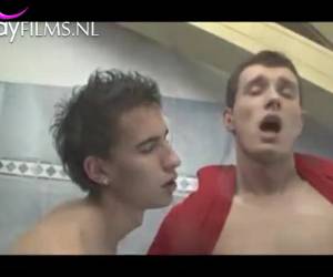 jos ne ovat suuri penis poika nähdään wc, pojat ovat yhtä rakkaus. ja he haluavat iso kalu, mutta anaali perseestä ja hänelle blowjob ja siittiöiden edessä yksi pojista speeh. ryhmän & gangbang, tämä suuri nuori