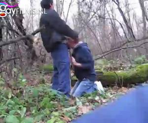 Orale gay buitensex. Een lul pijpen in het bos en daar een geil gay sex filmpje van maken. Amateur , Orale gay buitensex
