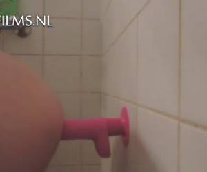 Lekker onder de douche je poeperd neuken met een zuignap dildo en het filmen. Amateur , Lekker onder de douche je poeperd neuken met een dildo