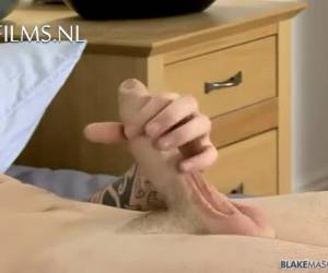 Deze goedgebouwde Britse homo verteld eerst wat over zijn voorliefde voor gay groepssex voordat hij gaat masturberen. En dat is een lekkere lul die hij ter hand neemt. Zijn grote lul smaakt naar meer. Solo , Dat is een lekkere lul die die Brit in zijn han
