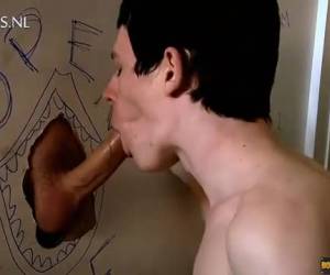blowjob und subtrahieren sie ihn durch das loch in der wand, der schwanz ist schlaff durch das loch und erhält ein handjob und blowjob bis er steif und hart ist. twinks, saugen, und subtrahieren 