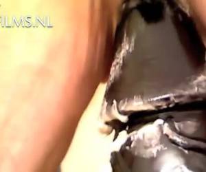 De geile opa smeert de mega dildo in met glijmiddel en zet zijn anus er op, maar de dildo is toch nog iets te groot om helemaal in zijn anus te glijden. Extreme , Nee opa deze past niet helemaal in je anus