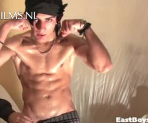 Geil worden van het zien en aanraken van een gespierd mannenlichaam, muscle worship. Een ingeolied wasbordje is gewoon geil! Muscle , Muscle worship